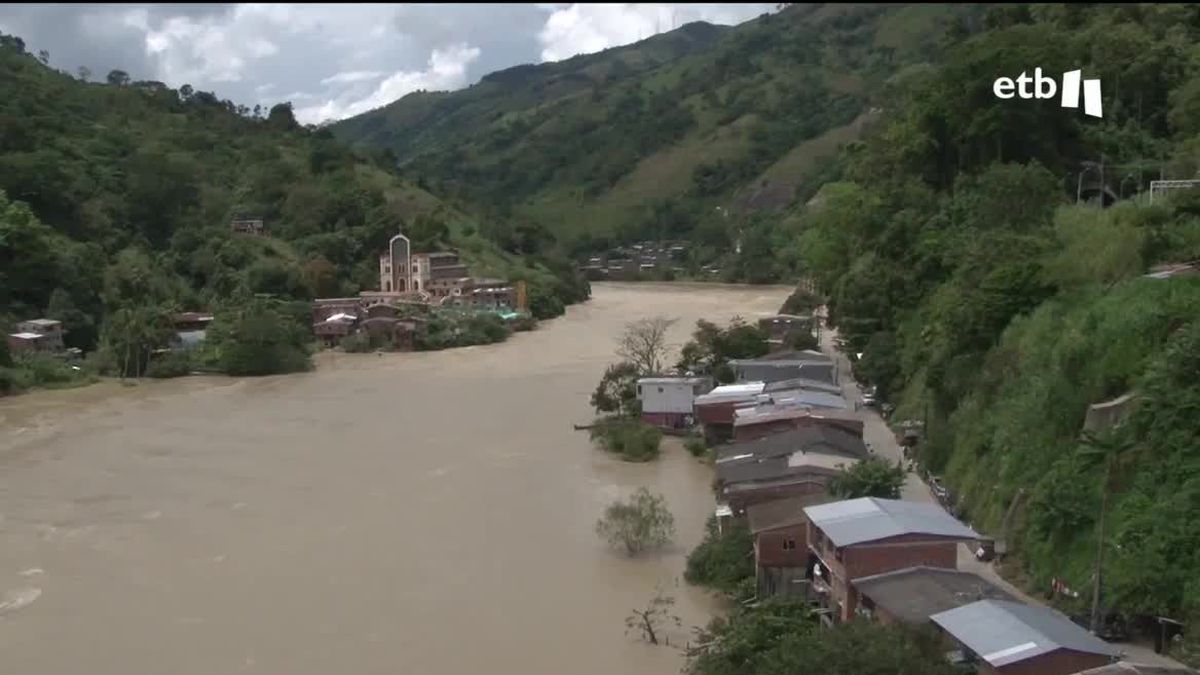 Casas situadas en las orillas del río, cerca de la represa. Imagen extraída de un vídeo de EITB.