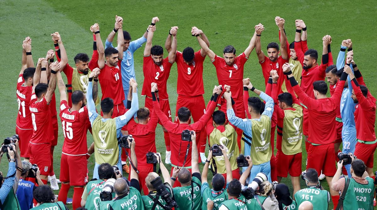 Los jugadores de la selección de fútbol de Irán poco antes del inicio del choque mundialista. Foto: EFE