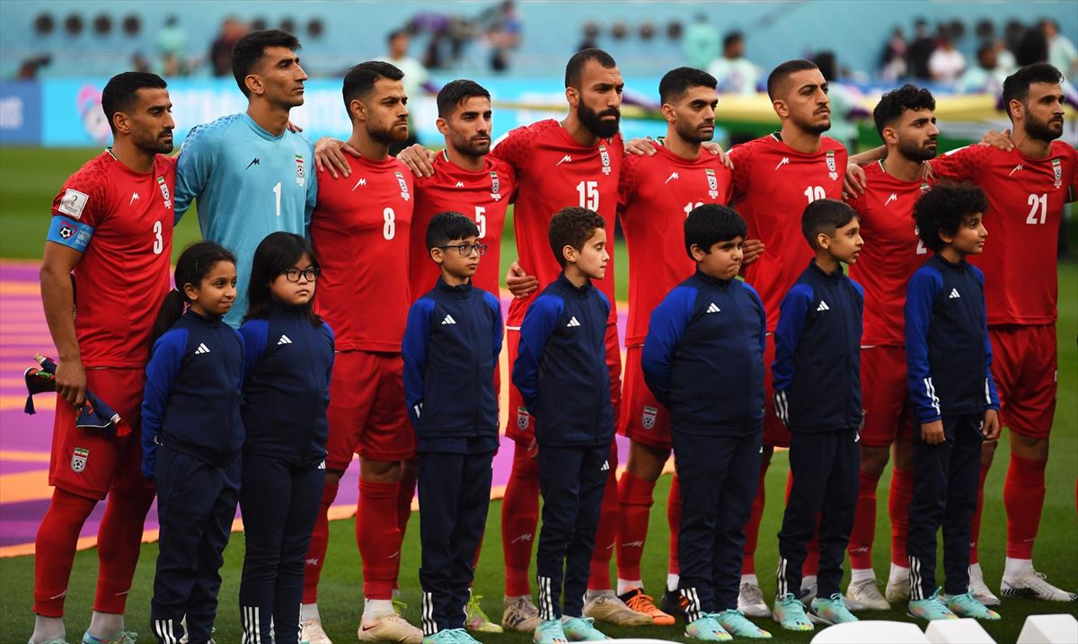 Los jugadores iraníes, en silencio, durante el himno. Foto: EFE