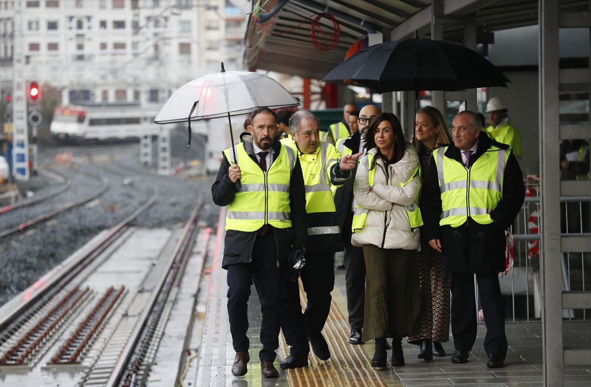 Representantes políticos visitan las obras de la estación. Foto: EFE