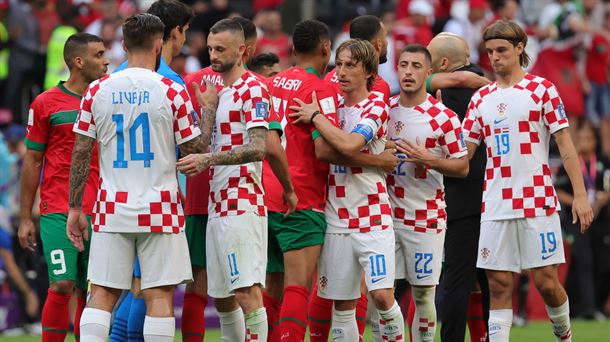 Jugadores de Croacia y Marruecos se saludan al finalizar el partido.