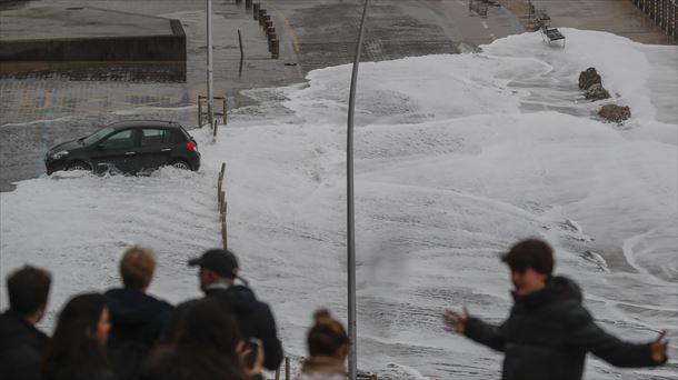 Oleaje en el Paseo Nuevo de Donostia-San Sebastián. Foto: EFE