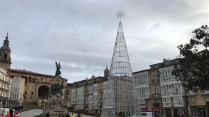 Un árbol luminoso más alto que la estatua sustituirá a la bola gigante en la plaza de la Virgen Blanca