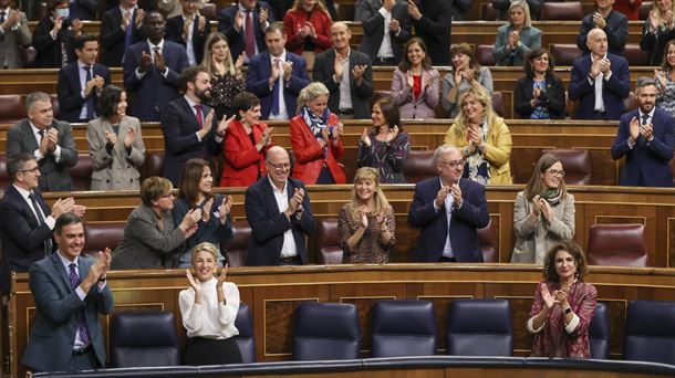 Espainiako Gobernuko kideak pozik bozketaren ostean, Diputatuen Kongresuan. Argazkia. EFE