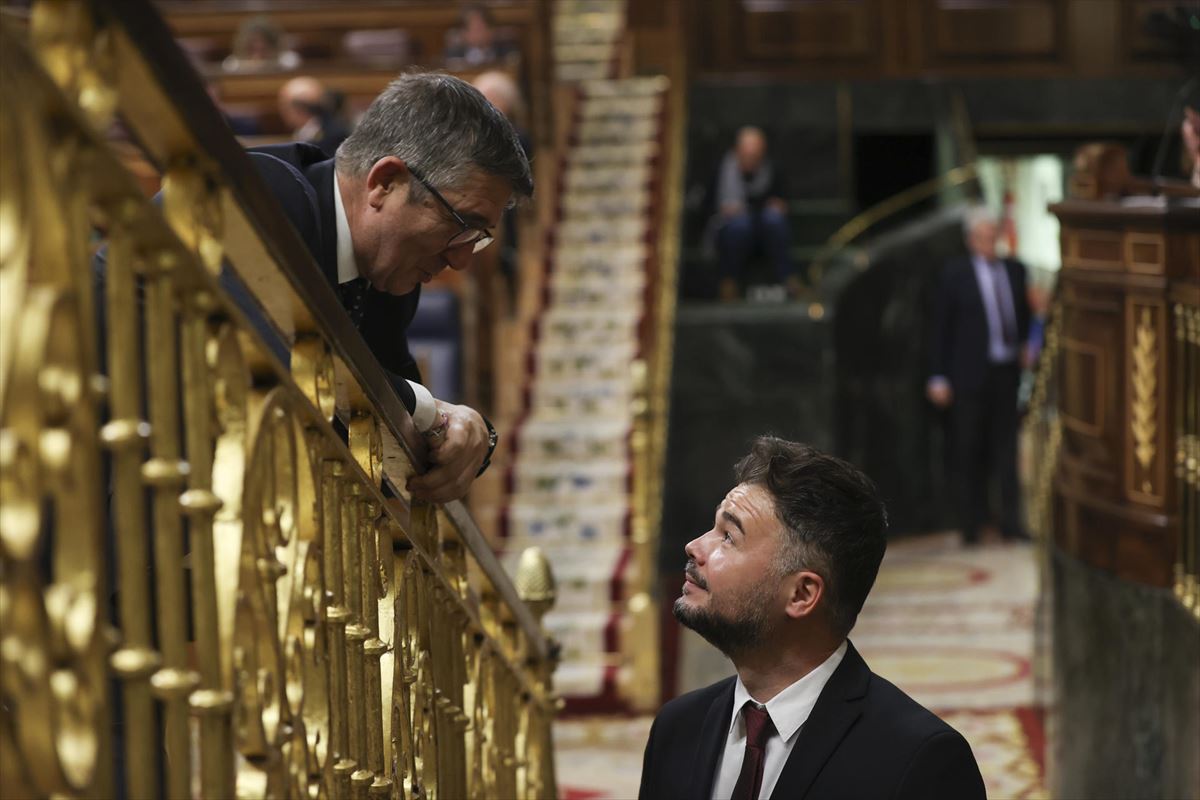 Rufián (ERC) charla con López (PSOE) durante la sesión de ayer. 