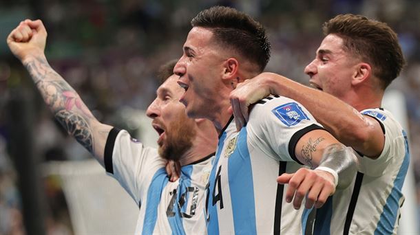 Argentinako jokalariak gol bat ospatzen