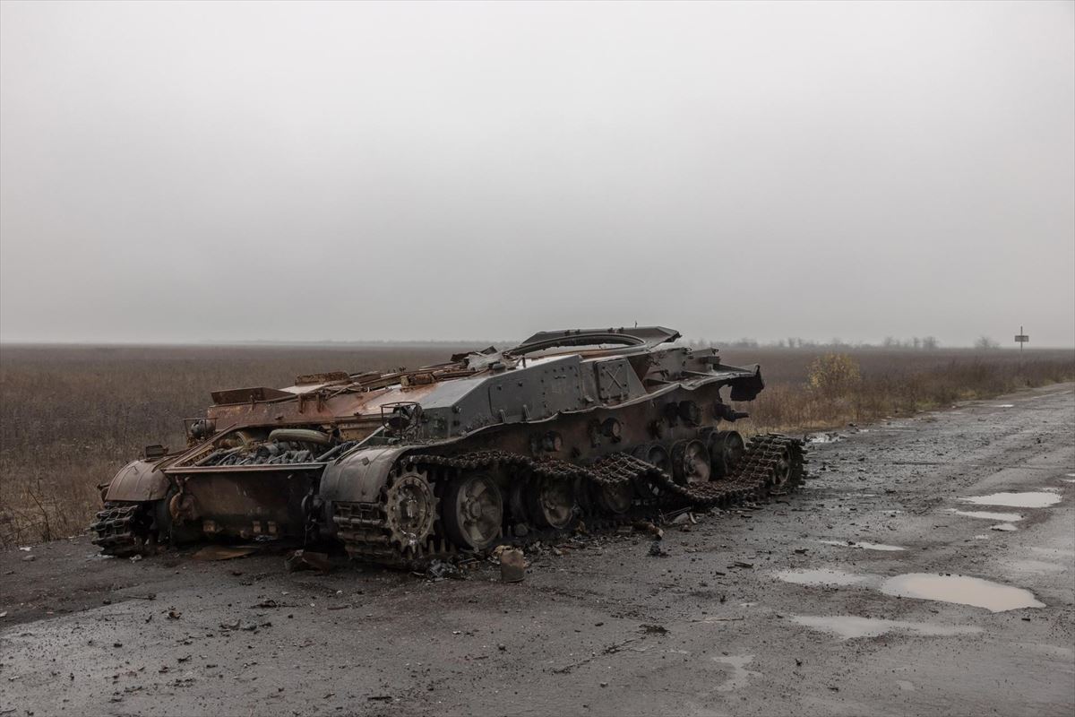Ukrainan txikitutako tankea. Argazkia: EFE