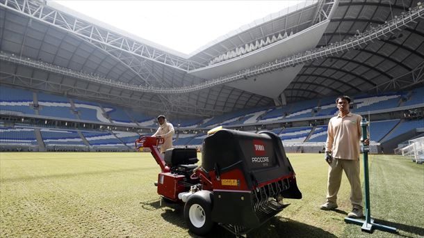 Dos operarios en el estadio Al Janoub. Foto: EFE