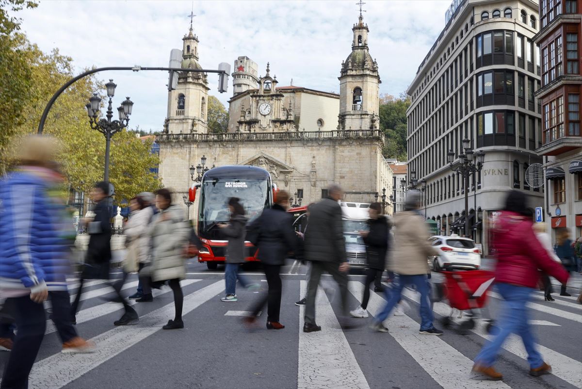 Gente pasando por un paso de cebra en Bilbao