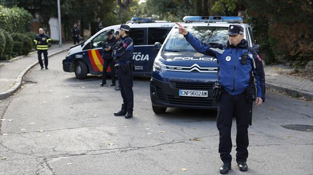 Poliziak enbaxadaren ingurua itxi du. Argazkia: EFE 