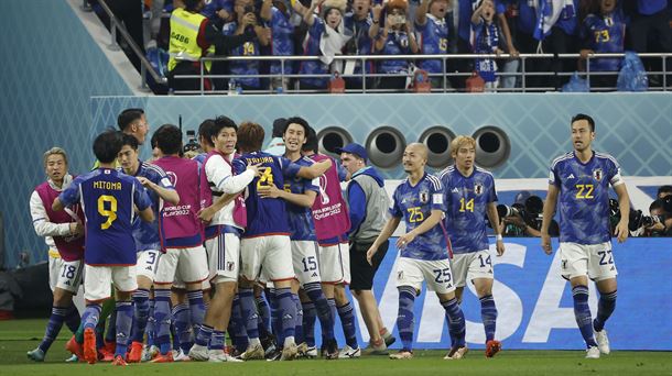 Jugadores de Japón celebrando la victoria.