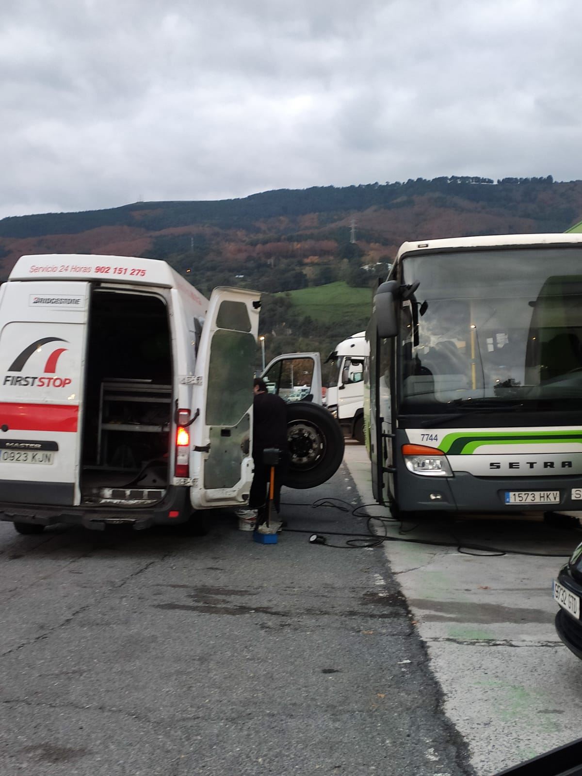 Ataque sufrido por decenas de autobuses en Trápaga. Foto: EITB Media