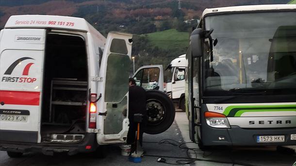 Ataque sufrido por decenas de autobuses en Trápaga. Foto: EITB Media