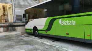 Aparecen dañados varios autobuses de Bizkaibus en las cocheras el Valle de Trápaga