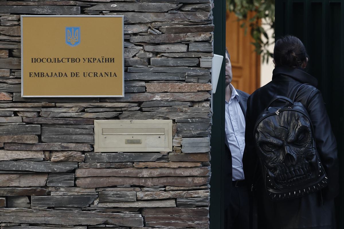 Imagen exterior de la Embajada de Ucrania en Madrid, este viernes. Foto: EFE. 