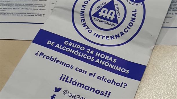 Algunos de los folletos que reparten en Alcohólicos Anónimos 24 horas