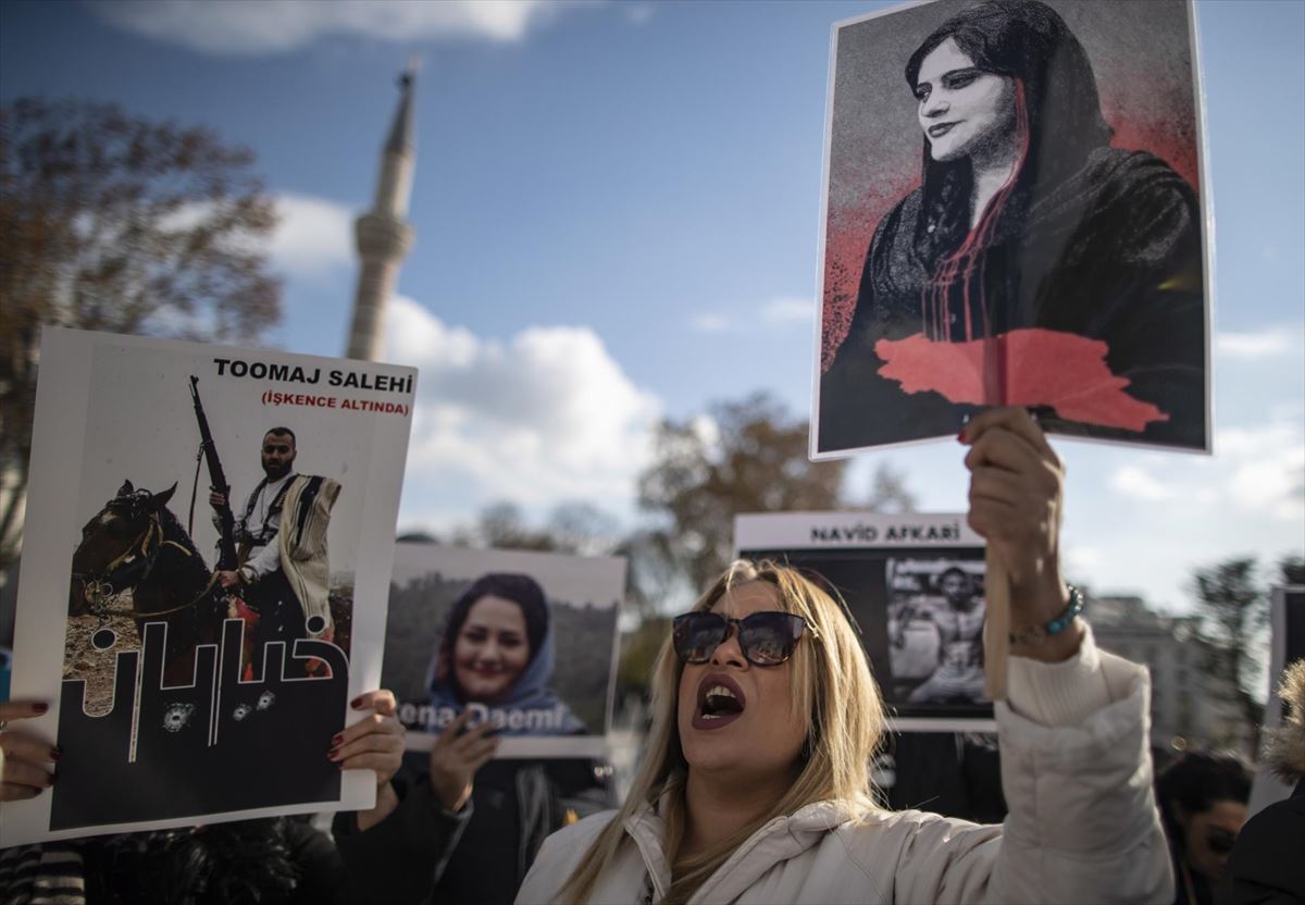 Imagen de una protesta em Turquía por el asesinato de Masha Amini en Irán. Foto: EFE