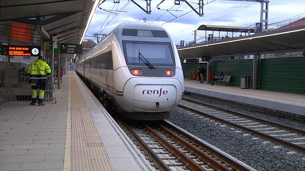 Renfe konpainiaren trena geltoki batean. Artxiboko irudia: EITB