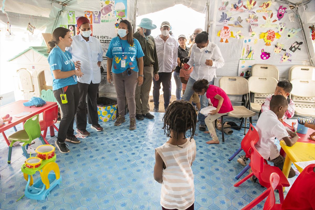 Trabajadoras de Unicef en un espacio para niñas y niños migrado en Panamá. 