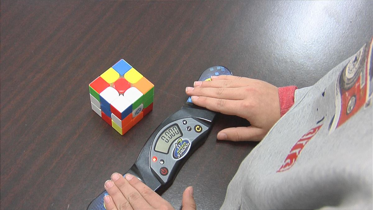 Simulación del campeonato con el jugador del cubo Rubik Jon Alberdi