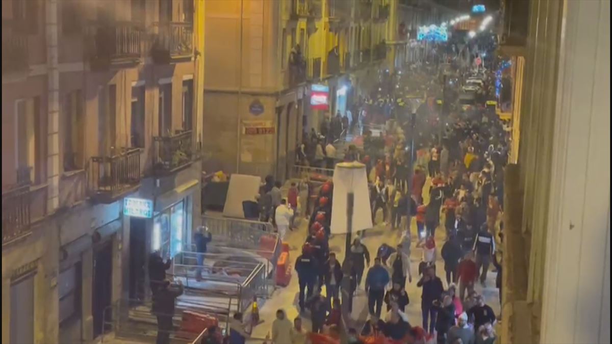 Aficionados marroquíes celebran el pase en las calles de Bilbao ante la presencia policial