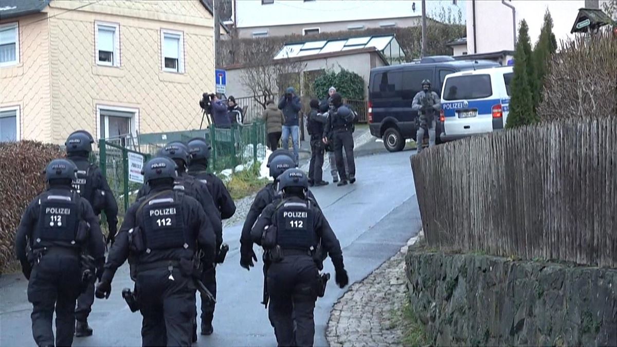Estatu kolpea emateko asmoa zuen talde terrorista ultraeskuindar bat desegin dute Alemanian