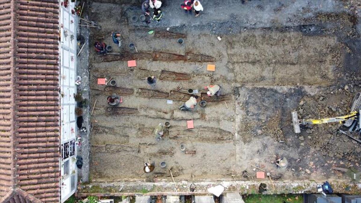 Labores de exhumación que se están llevando a cabo en el cementerio de Orduña. Foto: Gobierno vasco