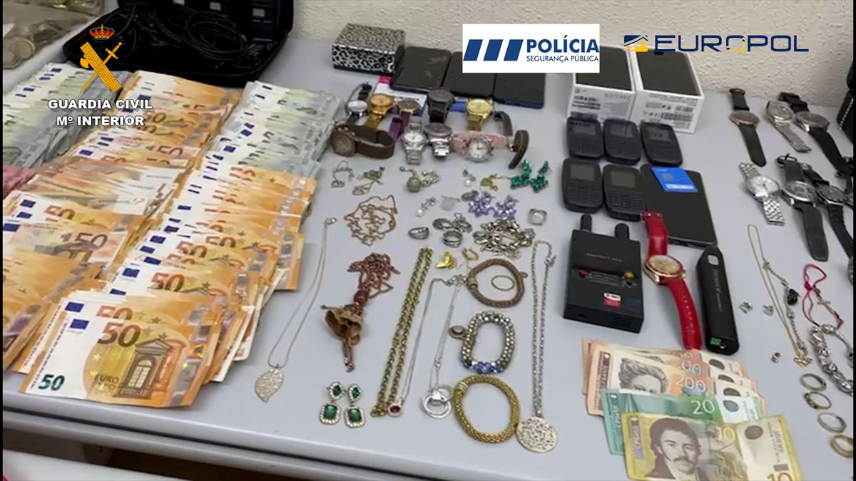 Objetos requisados por la policía en el marco de la investigación. Foto: Guardia Civil