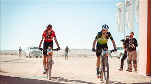 Haimar Zubeldia se lleva la etapa reina de la Titan Desert de Arabia