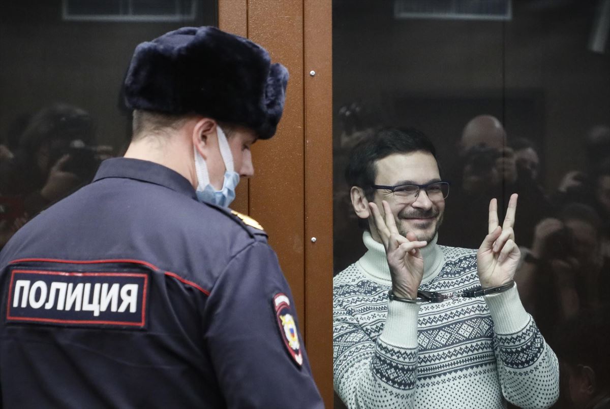 Ilya Yashin atiende al veredicto.