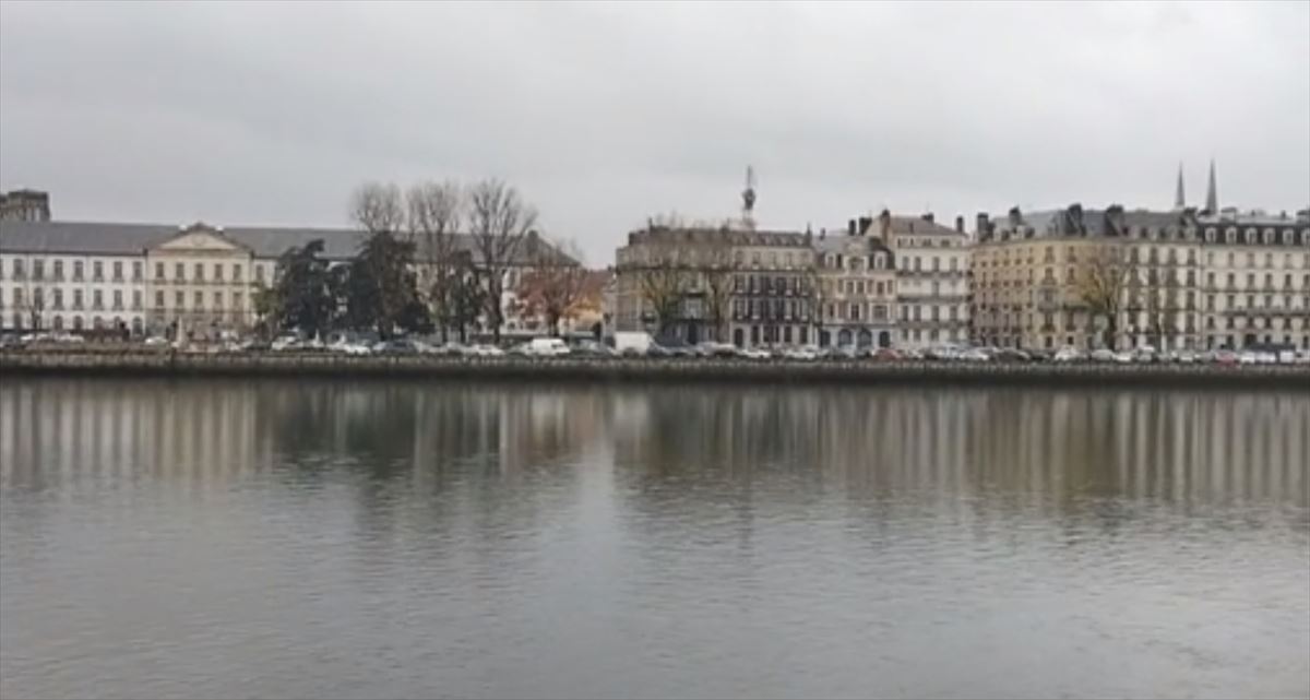 El río Adour, a su paso por Baiona. Captura de imagen de un vídeo de EITB Media.