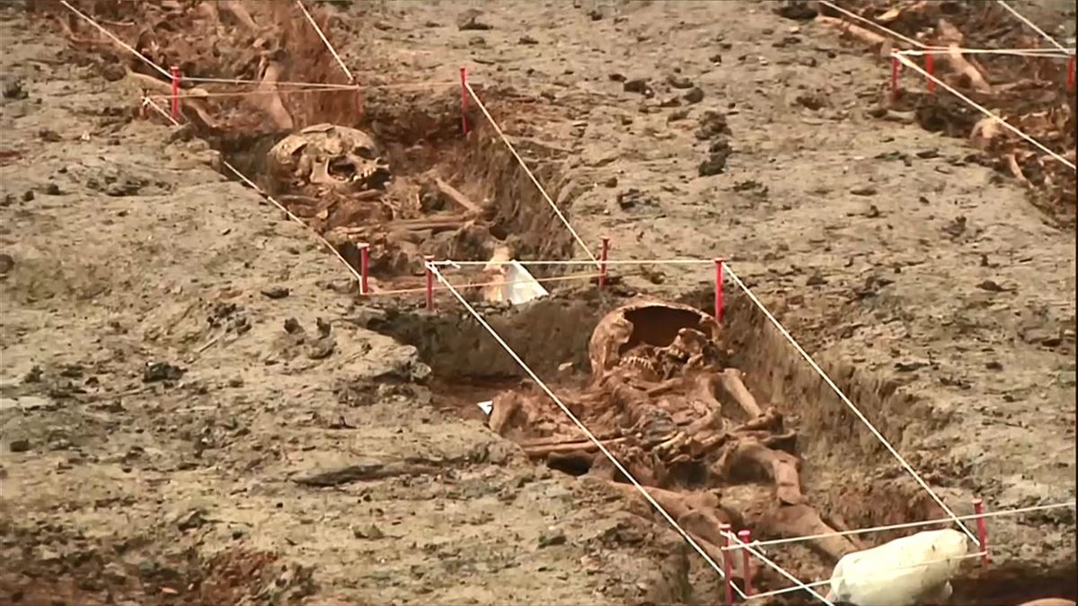 Trabajan para identificar los restos hallados en el cementerio de Orduña. Foto: Xabi Segovia