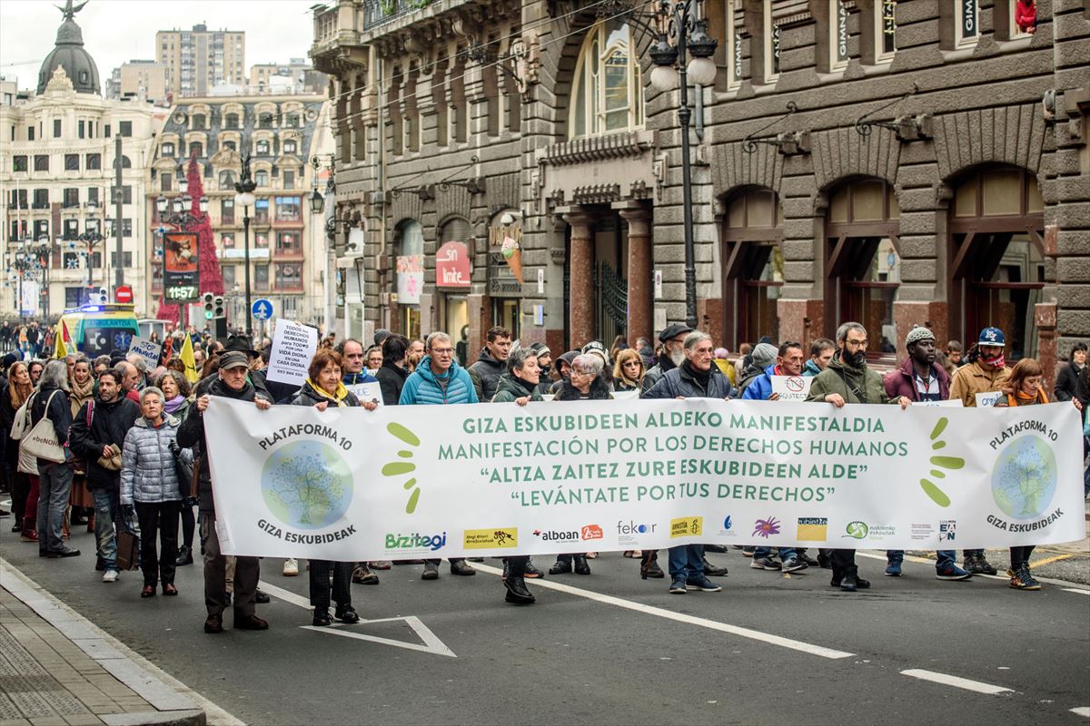 Una decena de colectivos sociales se manifiestan en Bilbao bajo el lema "Levántate por tus derechos"