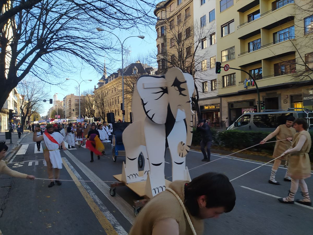 El elefante simboliza "las infraestructuras inútiles, como el TAV". Foto: Ardura Orain