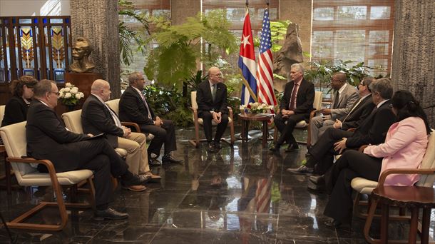 Reunión de representantes de Cuba y varios senadores demócratas. Foto: @DiazCanelB