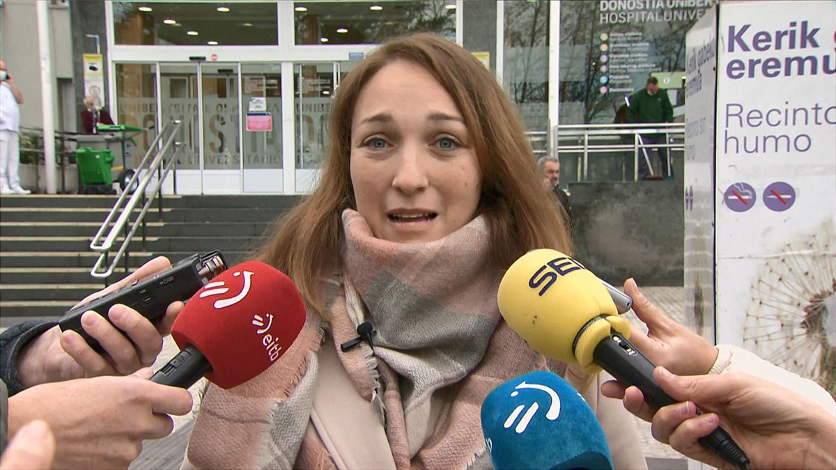 Muriel Larrea, en sus declaraciones frente al Hospital Donostia. Foto: EITB Media