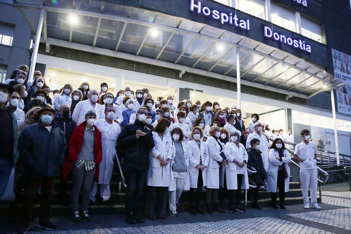 Una protesta en el Hospital Donostia. EFE