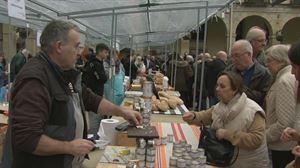 Santa Lutzi azoka itzuli da Urretxura eta Zumarragara, jendez gainezka, baina hegaztirik gabe