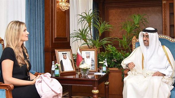 El ministro qatarí Ali bin Samikh Al Marri reunido con la eurodiputada Eva Kaili. | Fuente: Reuters
