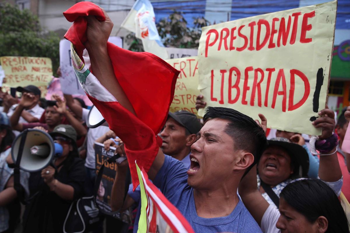 Manifestantes reclamando la libertad del expresidente Pedro Castillo. Foto: EFE