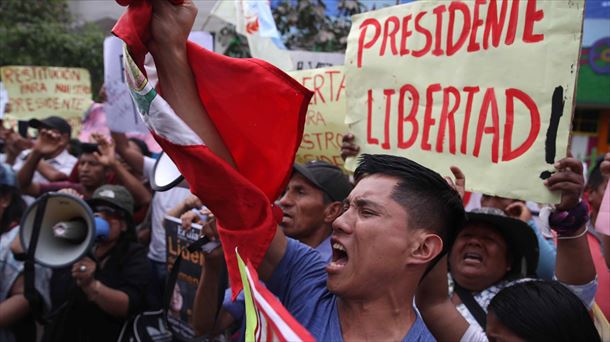 Manifestantes reclamando la libertad del expresidente Pedro Castillo. Foto: EFE