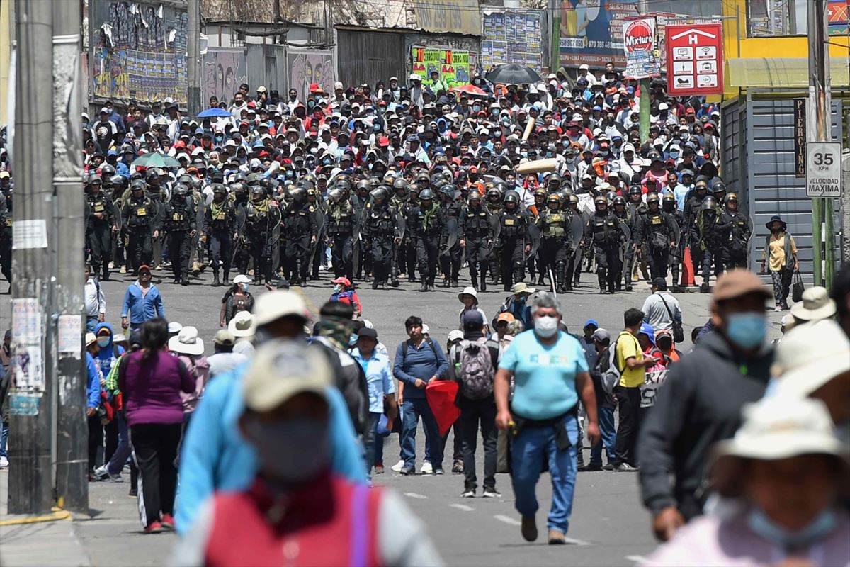 Poliziek estu hartu dute manifestazio bat, Arequipan (Peru). Argazkia: EFE
