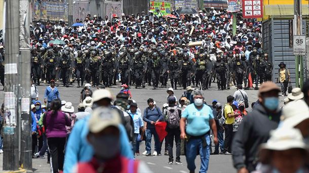 Poliziek estu hartu dute manifestazio bat, Arequipan (Peru). Argazkia: EFE