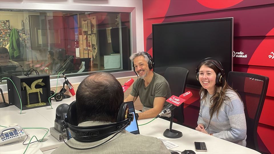 Espiga y María con Larrañaga en los estudios de Radio Euskadi