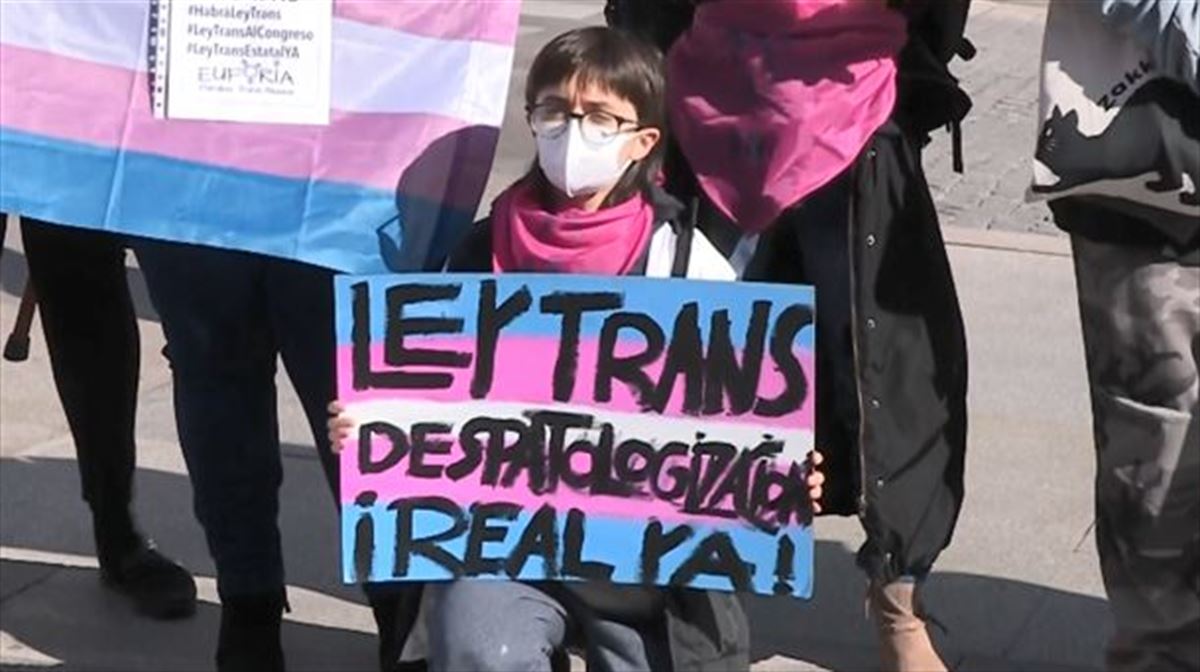 Protesta por la Ley Trans. Foto: Efe