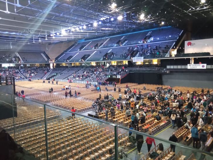 Ateak zabaldu berri. EITB Media.