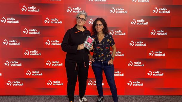 Almudena Cacho junto a Itziar Mínguez presentando Sobrejuegos. Foto: Radio Euskadi