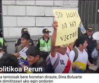 Protestek eta tentsioak bere horretan diraute Perun, Dina Boluarte presidenteak dimititzeari uko egin ondoren