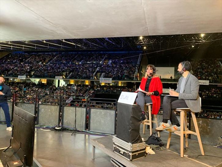 Ilazki Serrano eta Jon Martin. EITBrako esatari lanetan. Bertsozale Elkartea.  