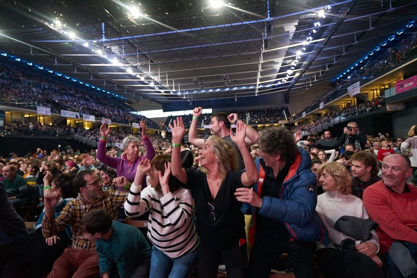 Zaleak olatua egiten. EITB Media. 